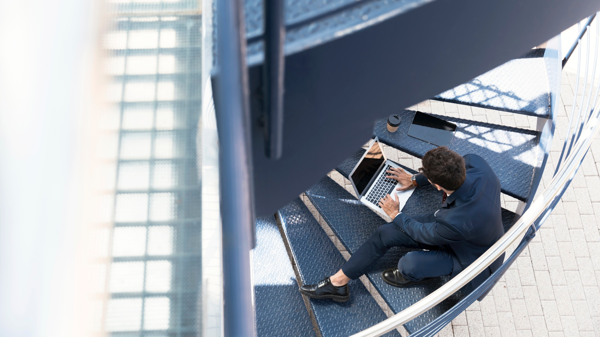 Person arbeitet am Laptop